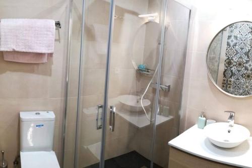 a bathroom with a shower and a toilet and a sink at Apartamento PB 30min Sagrada Familia, 10 min playa in Badalona