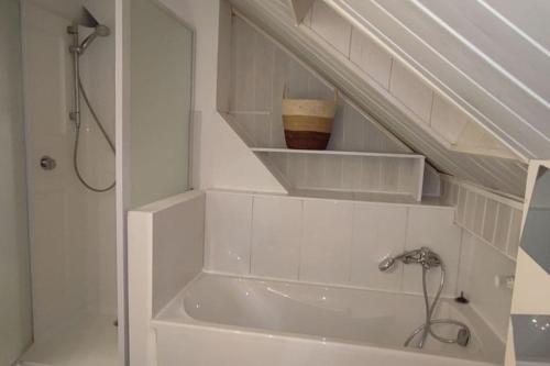 La salle de bains privative est pourvue d'une douche et d'une baignoire. dans l'établissement Au sapin d'argent, à Sélestat