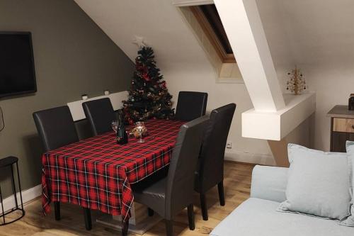 - une table à manger avec un arbre de Noël dans l'établissement Au sapin d'argent, à Sélestat