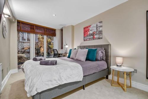 sypialnia z dużym łóżkiem i stołem w obiekcie Tranquil Apartment Southwark w Londynie