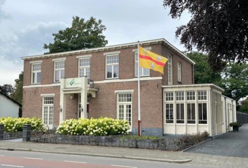 a building with a flag in front of it at De 4 seizoenen in Loenen