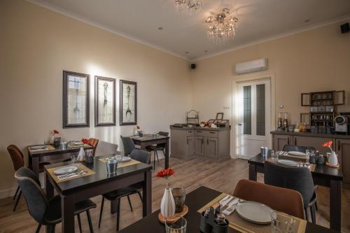 a restaurant with tables and chairs and a kitchen at De 4 seizoenen in Loenen