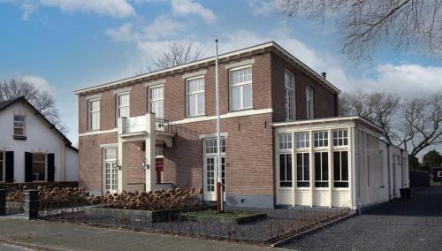 a large brick building with a lot of windows at De 4 seizoenen in Loenen