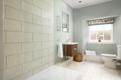 ein Badezimmer mit Toilette und Waschbecken in der Unterkunft Willow Cottage in Cockburnspath