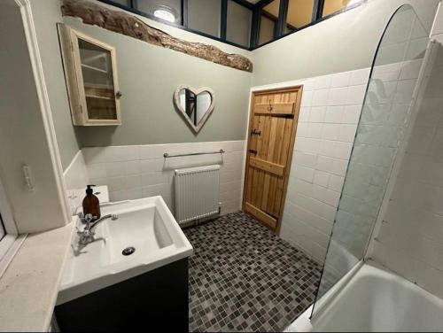 y baño con lavabo, ducha y bañera. en 1 Appletree Cottages, Hot Tub 