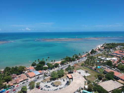 una vista aérea de la playa y del océano en Casa por temporada a 250mts da praia, en Santa Cruz Cabrália