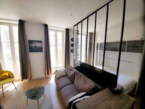 un salon avec un canapé et une table dans l'établissement L'ORATOIRE 2, à La Rochelle