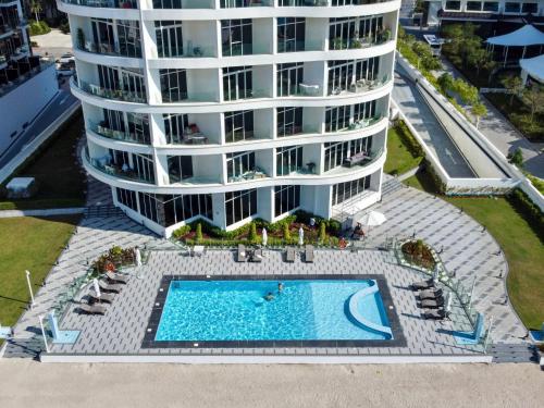 Výhled na bazén z ubytování Modern beachfront 1BR apartment - Royal Bay AZIZI nebo okolí