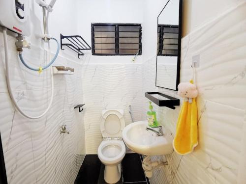 łazienka z toaletą i umywalką w obiekcie 6-11pax Brand New! 5 Mins Sunway Pyramid l Netflix w mieście Petaling Jaya