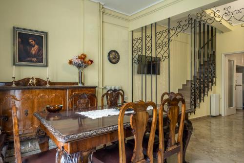 Vintage Maisonette City Center