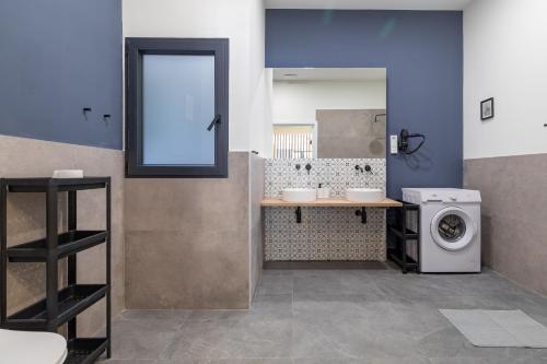 a bathroom with a washing machine and a sink at Apartamento Acogedor céntrico MJ in Valencia