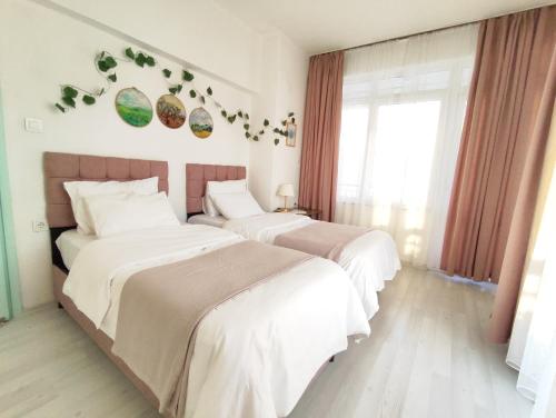 2 camas en una habitación blanca con ventana en Central flat close to the sea fast Wi-Fi, en Antalya