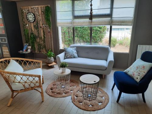 a living room with a couch and chairs at Campanile Metz Est Technopole - Restaurant in Metz