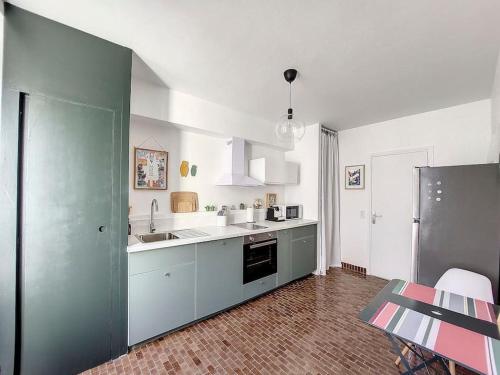 una cucina con un lavello e un piano di lavoro di Le TouCan - 100m Palais et Pont ad Avignone