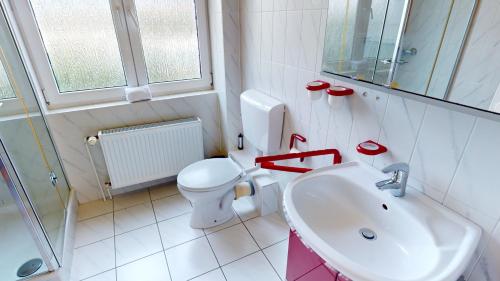 グレーミッツにあるGrüntal-Residenz Haus III App. 4のバスルーム(白いトイレ、シンク付)