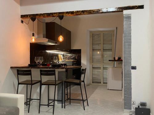 een keuken met een tafel en stoelen in een kamer bij La casa di Eva e Zoe in Albano Laziale
