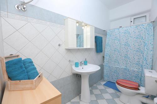 W łazience znajduje się umywalka, toaleta i prysznic. w obiekcie Coryfo Casetta, Mon Repo w Korfu