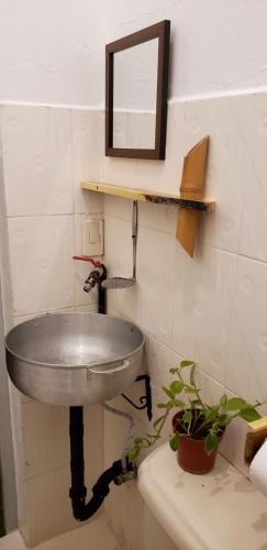 baño con lavabo y espejo en la pared en Tus Recuerdos, en Santo Domingo