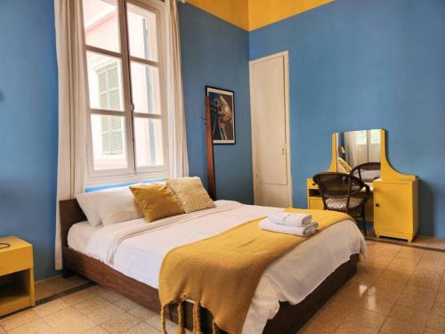 Llit o llits en una habitació de Dream Location Apartment