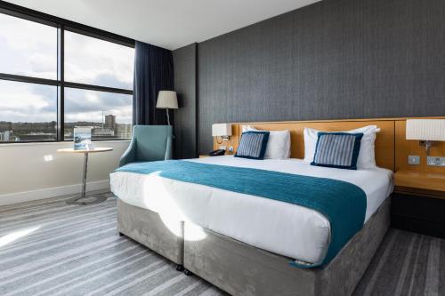 pokój hotelowy z dużym łóżkiem i oknem w obiekcie Crowne Plaza Newcastle - Stephenson Quarter, an IHG Hotel w mieście Newcastle upon Tyne
