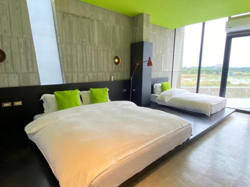 Ein Bett oder Betten in einem Zimmer der Unterkunft Water with Candle Homestay