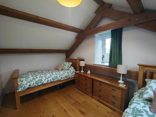 um quarto com uma cama e uma janela em Ty Gwennol near Gilfach Goch em Llanbedr