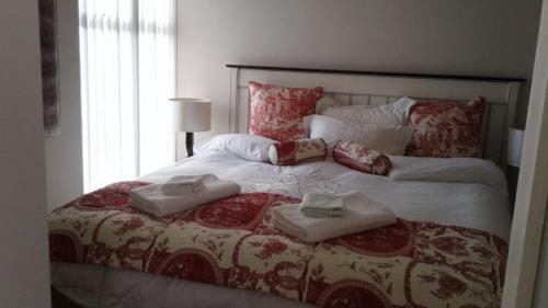 - une chambre avec un grand lit et 2 serviettes dans l'établissement Point Village Accommodation - Beach Club 307, à Mossel Bay