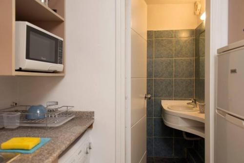Kupatilo u objektu Homey Perfectly Located Studio
