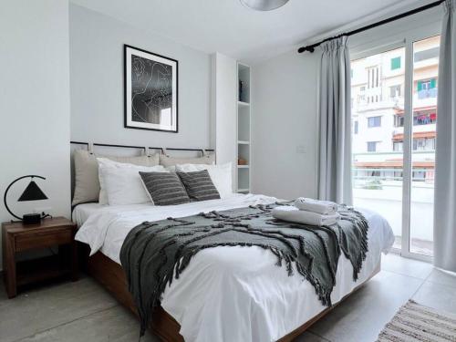 um quarto branco com uma cama grande e uma janela em Dreamy 3BR Penthouse w a Super Terrace em Beirute