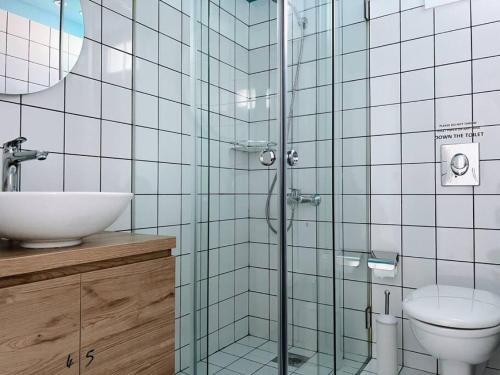 uma casa de banho com um chuveiro, um lavatório e um WC. em Dreamy 3BR Penthouse w a Super Terrace em Beirute