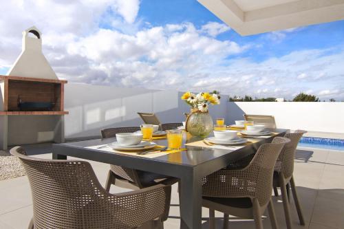 een eetkamer met een tafel en stoelen bij Villa Genesis in Protaras