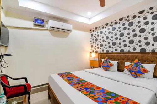 um quarto de hotel com uma cama e uma televisão em FabHotel Sagar Royale em Bhubaneshwar