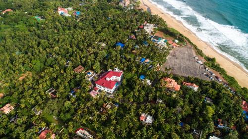 eine Luftaufnahme eines Resorts am Strand in der Unterkunft Sajjoys in Varkala