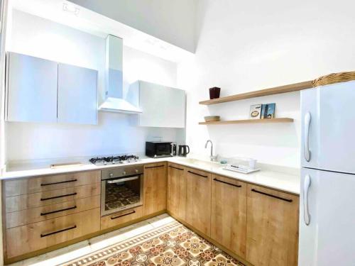 Kuhinja ili čajna kuhinja u objektu Nicely Tiled Apt Beirut 4BR