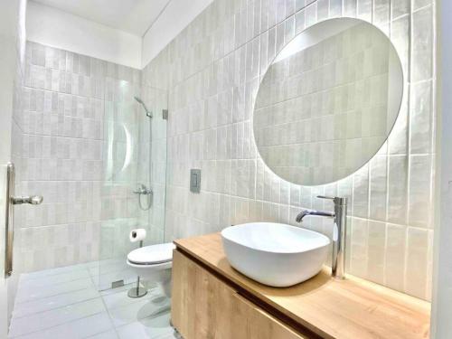 Kupatilo u objektu Nicely Tiled Apt Beirut 4BR