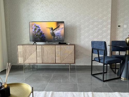 TV a/nebo společenská místnost v ubytování Desert Flower Delight