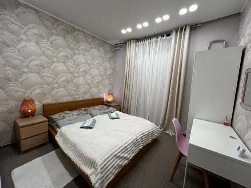 1 dormitorio con cama, escritorio y lavamanos en Baterky, en Praga