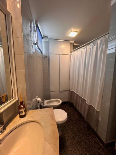 y baño con lavabo y aseo. en Great Apartment in Recoleta en Buenos Aires