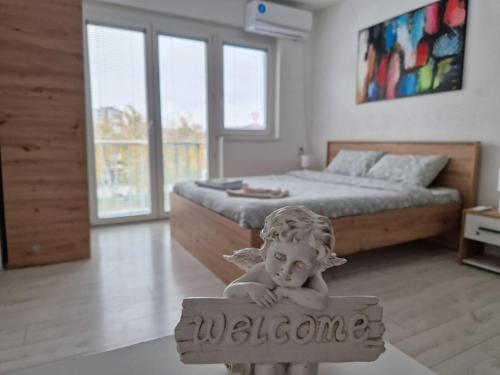 Llit o llits en una habitació de City Square Apartment