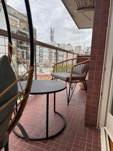 balcón con mesa y sillas en Great Apartment in Recoleta en Buenos Aires