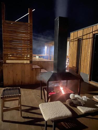 eine Feuerstelle auf einer Terrasse bei Nacht in der Unterkunft ICON APARTMENTS in Kopaonik