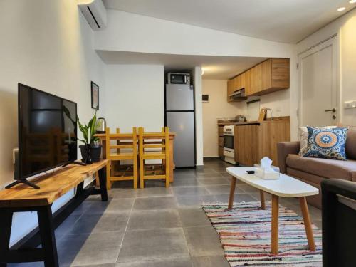 貝魯特的住宿－Railway House 2BR Apt w front yard，客厅配有沙发和桌子