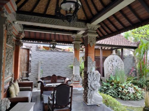 En restaurant eller et spisested på Ubud Royal Villa