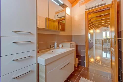 bagno bianco con lavandino e doccia di House MIRABELLE with Pool a Nerezine (Neresine)