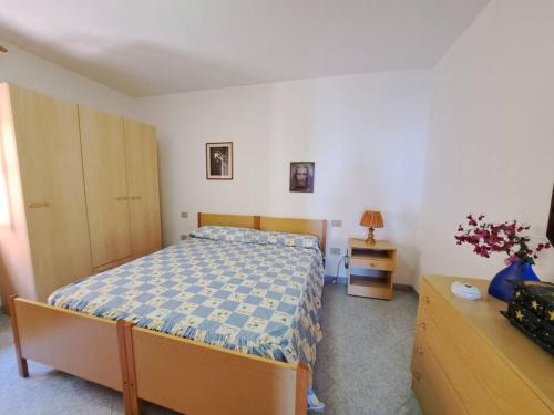 um quarto com uma cama e uma cómoda em La vista più bella em Castelsardo