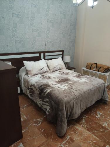 - une chambre avec un grand lit et une couverture dans l'établissement EL NIDO, à Montoro