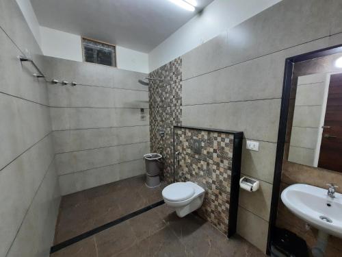 uma casa de banho com um WC e um lavatório em Tamora By avea em Madurai