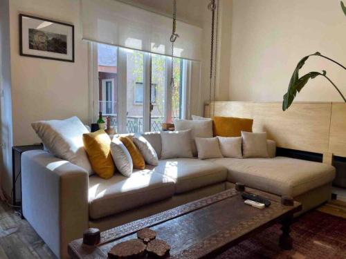 Designer 1BR apt in Gemmayze – Photos 2