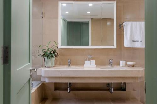 een badkamer met een wastafel en een spiegel bij Stunning Artist House in Saifi in Beiroet