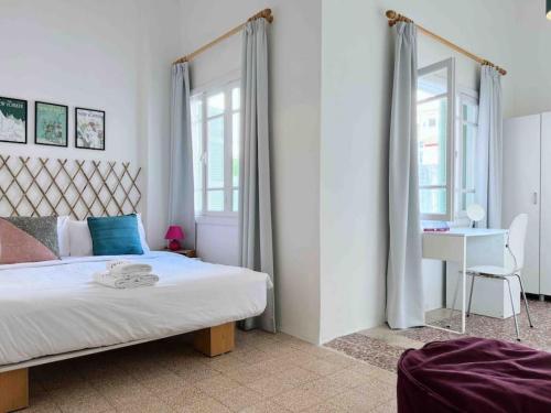 A bed or beds in a room at Bright Loft 4BR MarMikhael